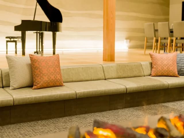 【A棟】ピアノもあるリビングスペース