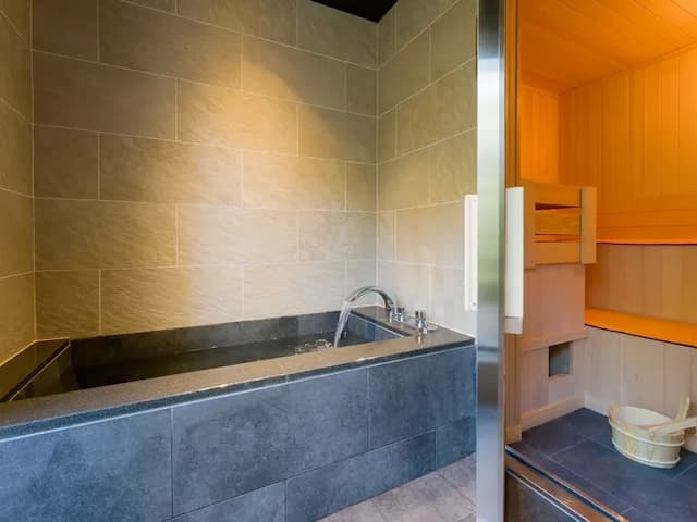 【B棟】浴室（人工温泉）とドライサウナ