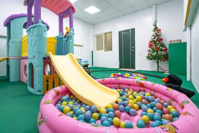 Hualien Baodong Colorful Nest B&B with slides, barbecue, singing, electric mahjong, near Dongdamen Night Market-6-person bungalow-2