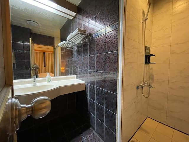 高雄文賓大飯店-駁二館-標準雙人房(加大床)-4