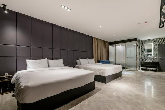 Busan Air Sky Hotel-Large Twin Room-3