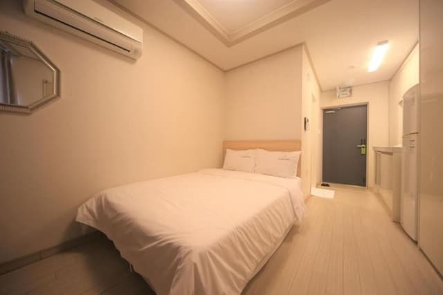 Staywell Hotel-Standard Double Room-5