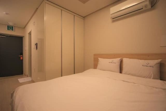 Staywell Hotel-Standard Double Room-4