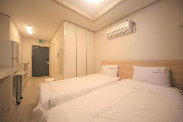 Staywell Hotel-Standard Twin Room-1