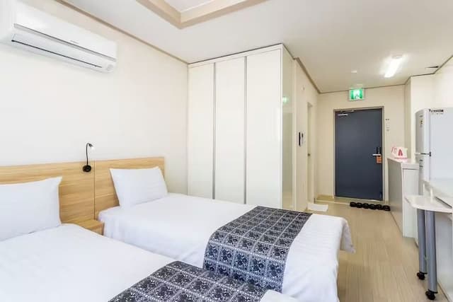 Staywell Hotel-Deluxe Twin Room-3