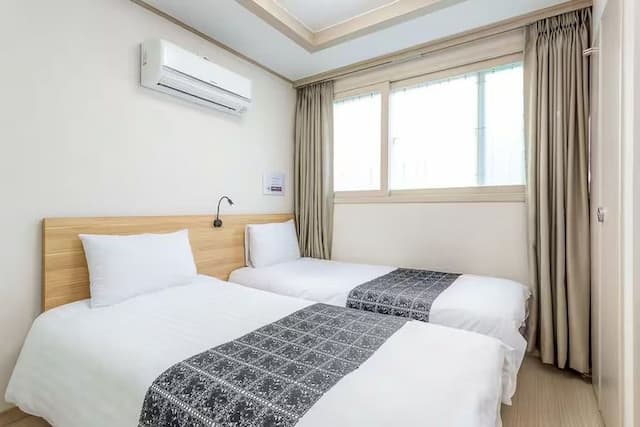 Staywell Hotel-Deluxe Twin Room-4