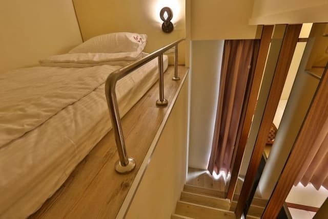 挑高空間的加大單人床