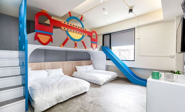 23here親子民宿｜溜滑梯&戲水池｜電梯&車站｜兒童電動車-太空旅程四人房-1