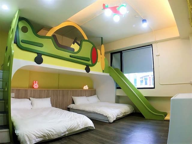 23here親子民宿｜溜滑梯&戲水池｜電梯&車站｜兒童電動車-飛機翱翔四人房-5