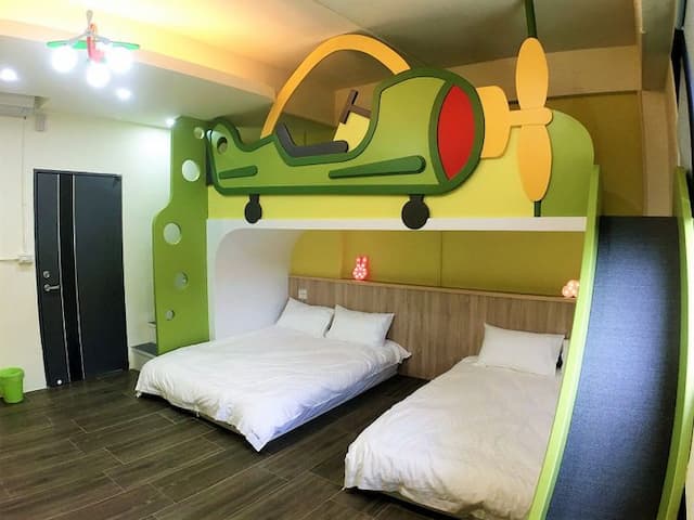 23here親子民宿｜溜滑梯&戲水池｜電梯&車站｜兒童電動車-飛機翱翔四人房-6