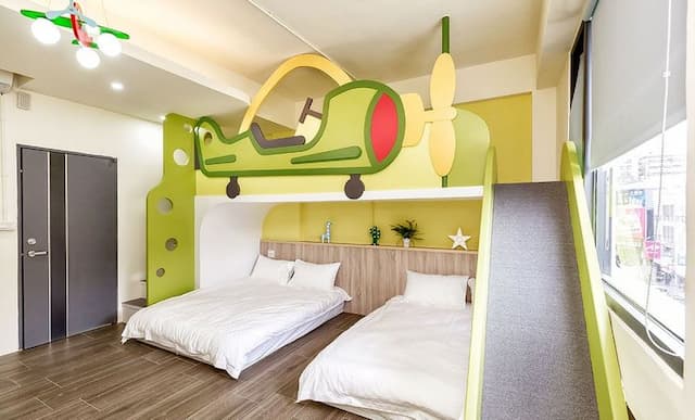 23here親子民宿｜溜滑梯&戲水池｜電梯&車站｜兒童電動車-飛機翱翔四人房-1