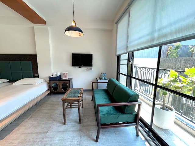 義大利絨布沙發區