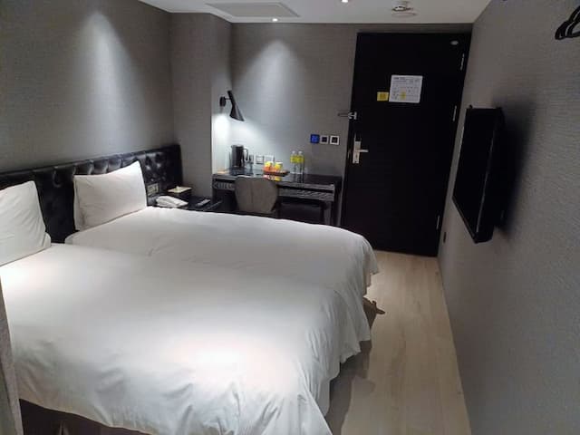 CHECK inn Taipei Main Station-Classic Twin Room without Window-2