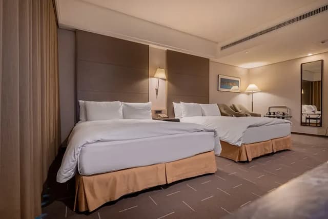 CHECK inn SELECT Taichung Dadun-Classic Quadruple Room-1
