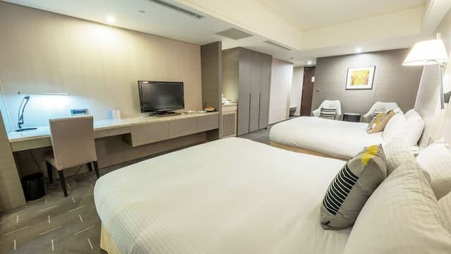 CHECK inn SELECT Taichung Dadun-Superior Quadruple Suite-5
