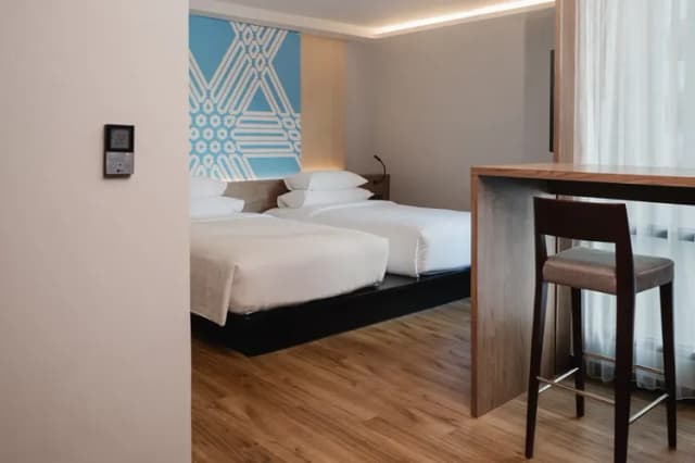 弥泰雅摩登素坤逸15巷酒店 (Maitria Mode Sukhumvit 15 Bangkok - A Chatrium Collection (SHA Extra Plus))-豪华双床间（含早餐）-1