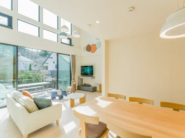 【ファミリールーム・104】一面窓から差し込む明るいリビングダイニングエリア