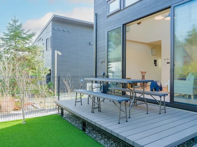 【ファミリールーム・104】鉄板焼きが可能な広いテラスエリア