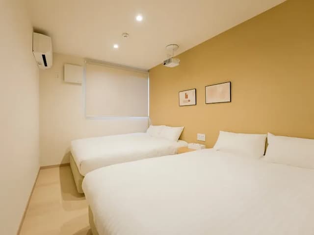 【ファミリールーム・103】ダブルベット2台あるプロジェクター付き寝室