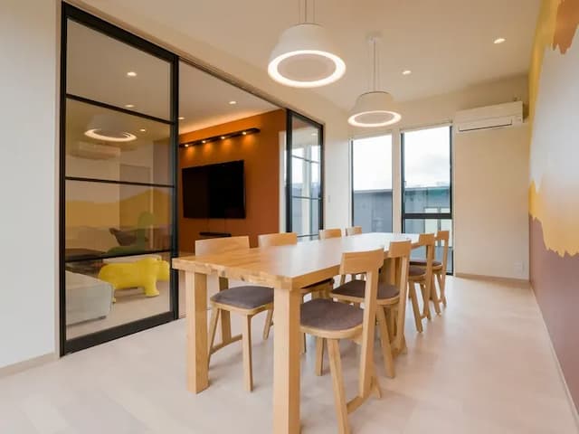 【ファミリールーム・103】長机を皆さんで囲んでお食事して頂けるダイニングエリア