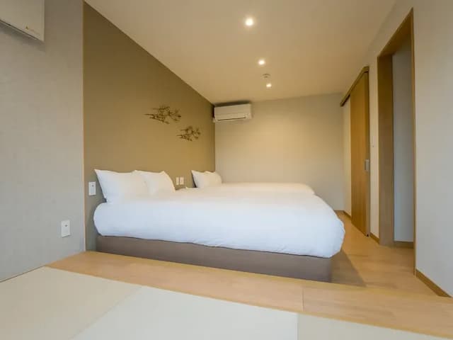 【寝室・108】ダブルベッド２台、畳スペースもございます