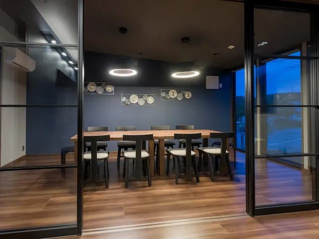 【スタイリッシュ・101,102】大きなテーブルと広々空間で鉄板焼きもお楽しみいただけます