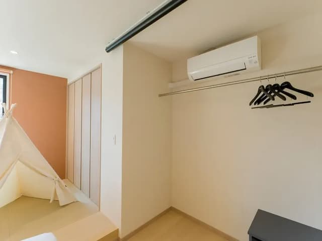 【ファミリールーム・104,106】ベットルームに沢山かけられるクローゼットをご用意しています