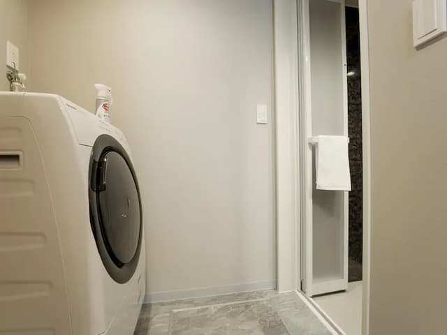 【ファミリールーム・104,106】洗面エリアと浴室、アメニティ・セラミックファンヒーターも完備