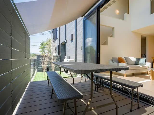 【シンプルモダン・107】テラスエリアには日除けになるシェードを完備