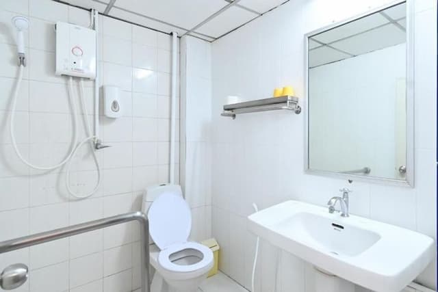 The Krungkasem Srikrung Hotel (SHA Extra Plus)-Twin Deluxe Room with Shower (Room with breakfast) No refund-5