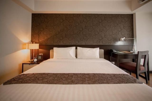 Lily Hotel Bangkok (SHA Extra Plus)-Deluxe King- Room only-1