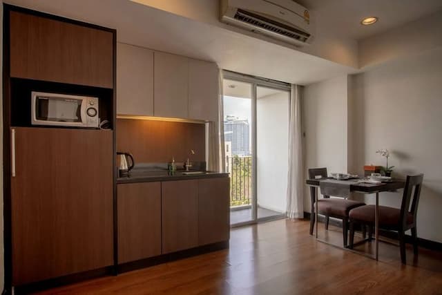 Lily Hotel Bangkok (SHA Extra Plus)-Deluxe King- Room only-4