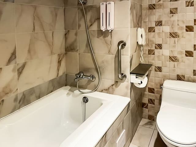 Guide Hotel Kaohsiung Liuhe-Standard Quadruple Room, No Windows-2