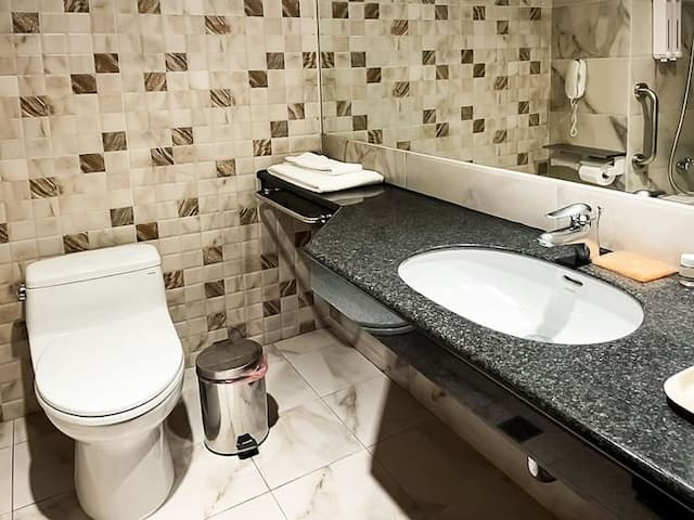 Guide Hotel Kaohsiung Liuhe-Standard Quadruple Room, No Windows-3