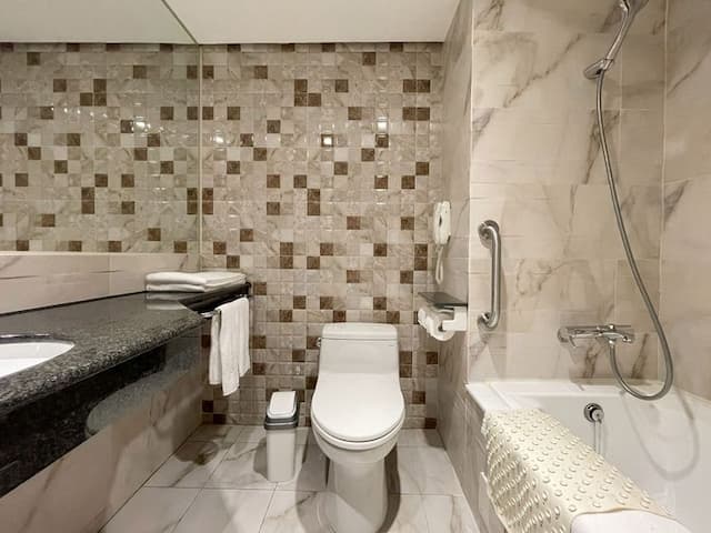 Guide Hotel Kaohsiung Liuhe-Standard Quadruple Room, No Windows-4