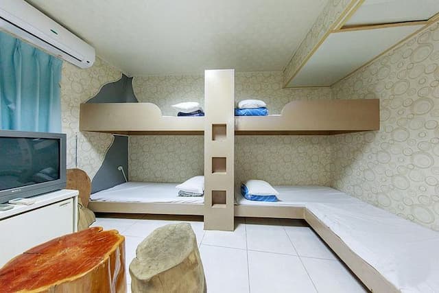 大尖山飯店 l  高CP值、絕佳地點-上下鋪七人房-2