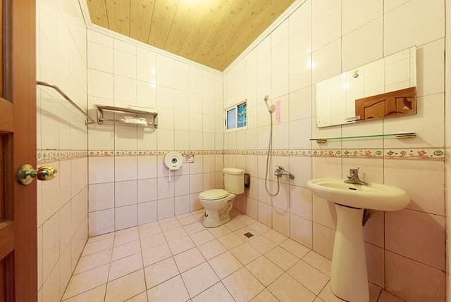 小屋八人房衛浴