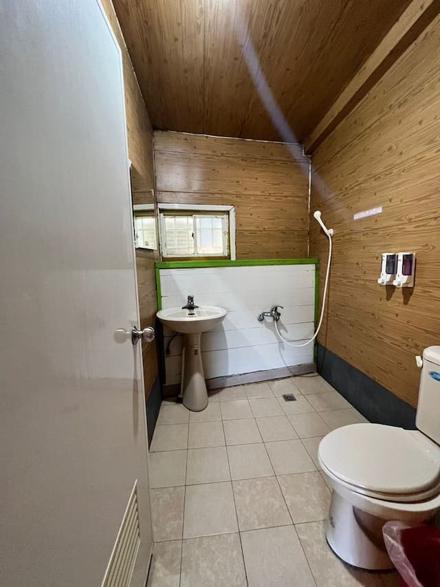 小屋六人房衛浴