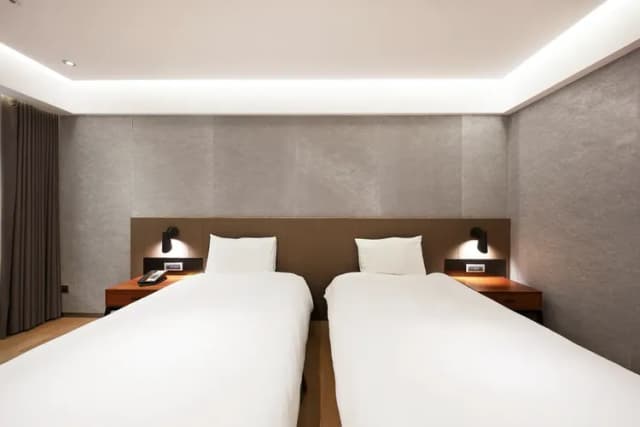 雀客旅館台北南京｜緊鄰捷運站-經典雙床客房-5