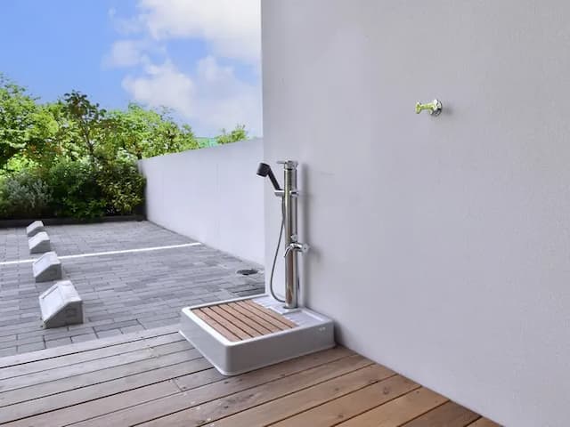 【施設外観】リードフックもあり広い空間のため、大きなワンちゃんと一緒でも安心です