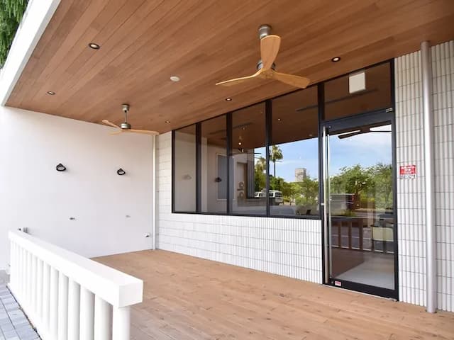 【施設外観】玄関横のスペースには、ワンちゃん用の足洗い場をご用意しております