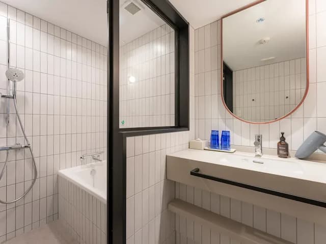 【バンクベットルーム】洗面化粧台エリアと浴室（バスタブ＆シャワー付き）※温泉ではございません