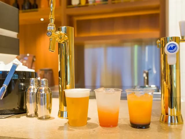 【バーカウンター】夕食時17時~21時はビールやカクテル等のアルコールをご用意