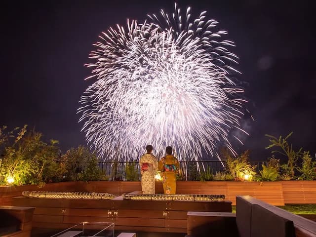 【施設外観】花火大会の日には、施設目の前から打ちあがる花火を間近にご覧いただくことができます