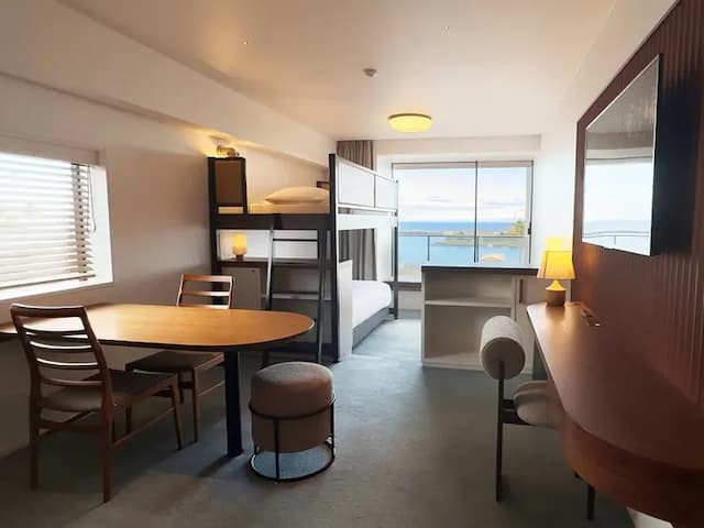 【2段ベッド＋シングルルーム・バスタブあり】ゆとりあるダイニングスペース