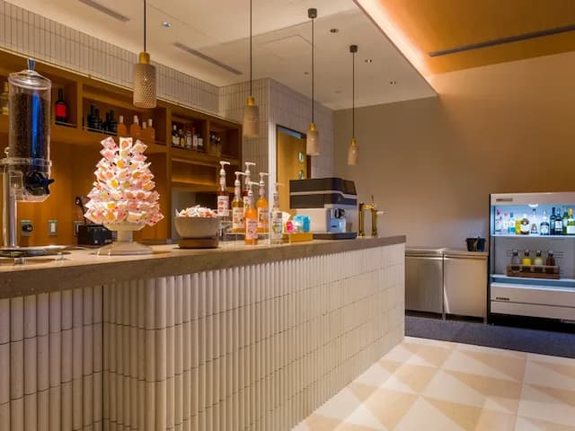 【バーカウンター】アルコールを含む豊富なドリンク、お菓子やおつまみもご用意