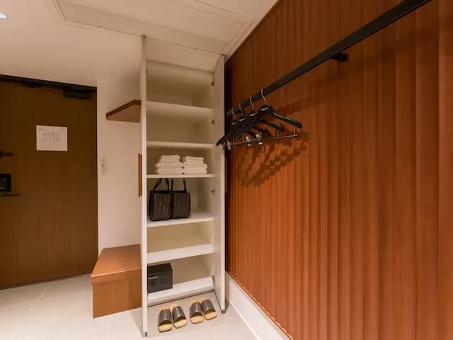 【ハリウッドツインルーム】湯かごやバスタオル等は収納棚にございます