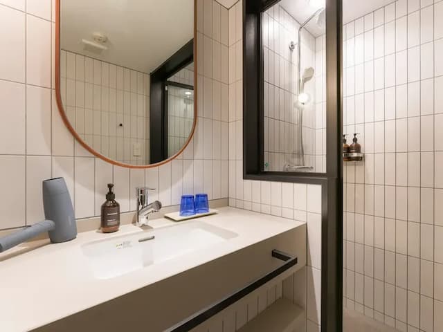 【ハリウッドツインルーム】洗面化粧台、シャワーブース