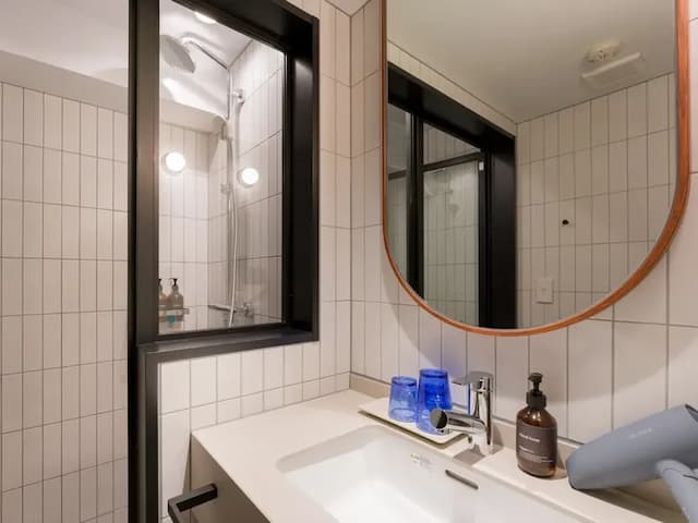 【トリプルルーム】洗面化粧台、シャワーブース