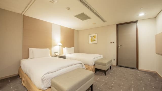 CHECK inn SELECT Taichung Dadun-Standard Twin Room (No Windows)-1